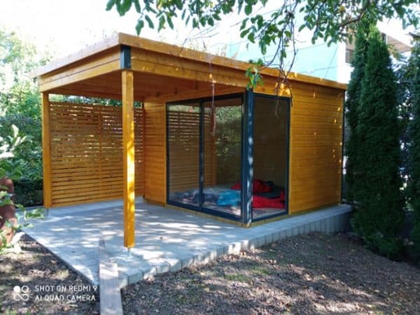 moderná záhradná chatka s veľkými oknami a terasou s podlahou